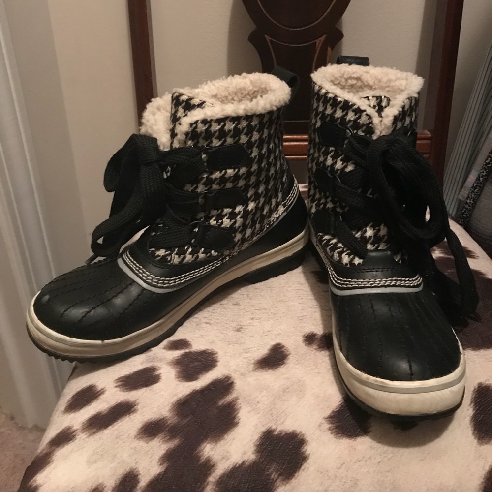Sorel Black houndstooth duck boots